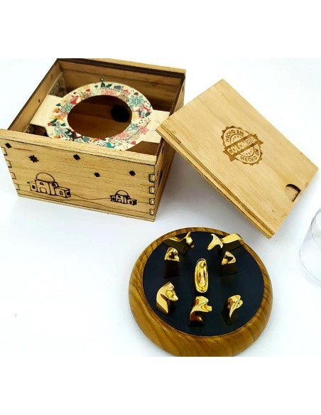 Pesebre de Lujo Dorado una Joya de Navidad 8 figuras con Baño en Oro