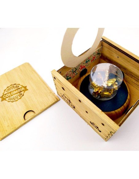 Pesebre de Lujo Dorado una Joya de Navidad 8 figuras con Baño en Oro