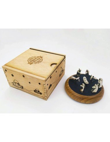 Pesebre de Lujo Dorado una Joya de Navidad 8 figuras con Baño en Oro